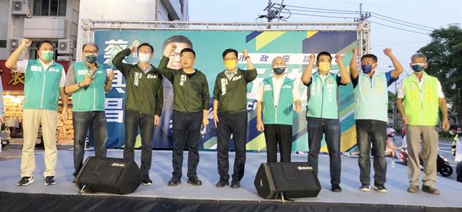 立法院副院長蔡其昌，今天傍晚在沙鹿區鹿寮成衣商圈廣場舉行市政座談會。(陳世宗攝)