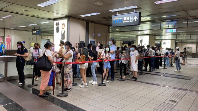 SOGO復兴馆快闪「不二饼家」蛋黄酥，昨（22日）涌入上百组消费者排队，甚至排到捷运站，单日蛋黄酥卖出超过1万2000颗。（读者提供）