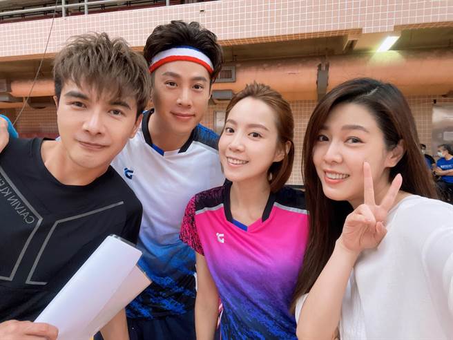 白家綺探班，與程予希、老公吳東諺、謝佳見開心合影。（民視提供）