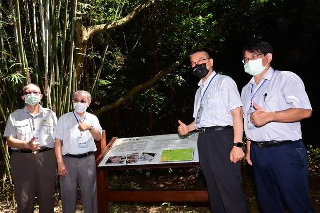 內政部長徐國勇今（22日）出席陽明山國家公園管理處舉辦的「草山秋風清-帕米爾公園揮毫」活動及解說牌揭牌儀式。（內政部提供）