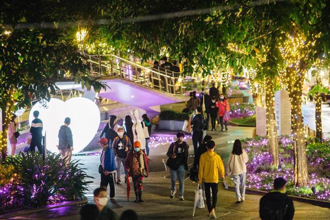 有網友認為中山站在線形公園整修後煥然一新，人潮增多不輸信義區，引起熱議。（資料照／郭吉銓攝）