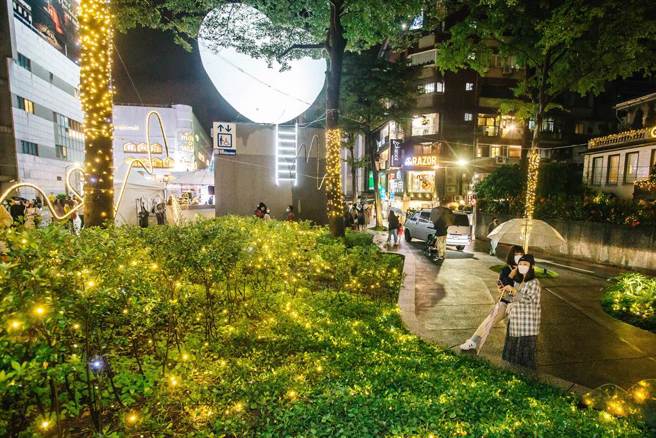 有網友認為中山站在線形公園整修後煥然一新，人潮增多不輸信義區，引起熱議。（資料照／郭吉銓攝）