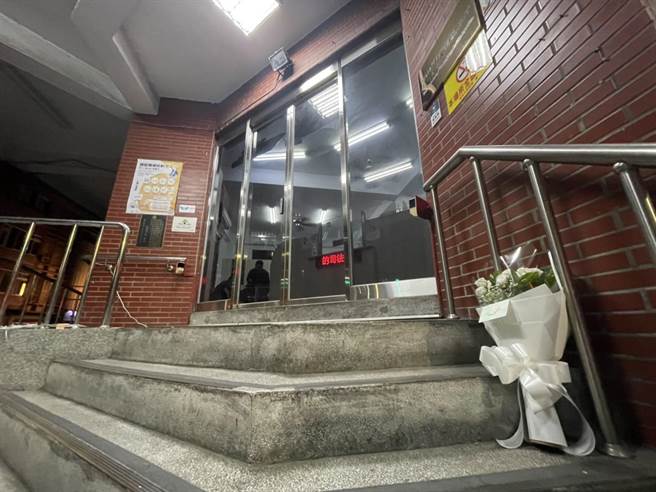 已有民眾将鲜花摆放在民权派出所前面。（李俊淇摄）