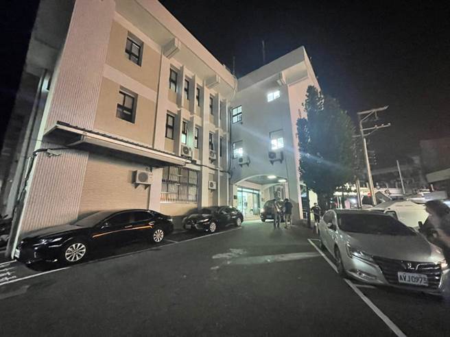 台南第三分局前摆满黑头车，以便掌握线索后便能全员出动搜索。（李俊淇摄）