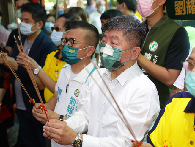 台北市长参选人陈时中（右）20日前往南福宫上香祈福，针对在野党频频炮轰「疫苗採购合约封存30年」，质疑这是採购黑箱，他在受访时怒批「保存30年」和「不得公开30年」是不一样的，如果怕这东西有任何情况，应该早一点销毁证据最好嘛，保存1年以后大家都没有东西可以查啦，但保存30年，证据都留在那里随时都可以查，证据保存越久真相就越明，他重申他的态度一向是可以公开就儘量公开。（季志翔摄）
