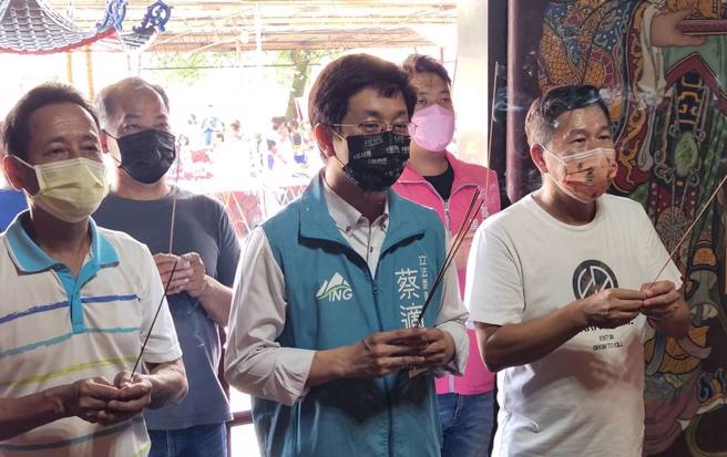 蔡适应在脸书上表示「在基隆中元普渡是一个全民信仰」，更说「我们在清法战争园区与法国人祭祀，也在中元祭的放水灯游行与新住民同乐」。（取自蔡适应脸书）