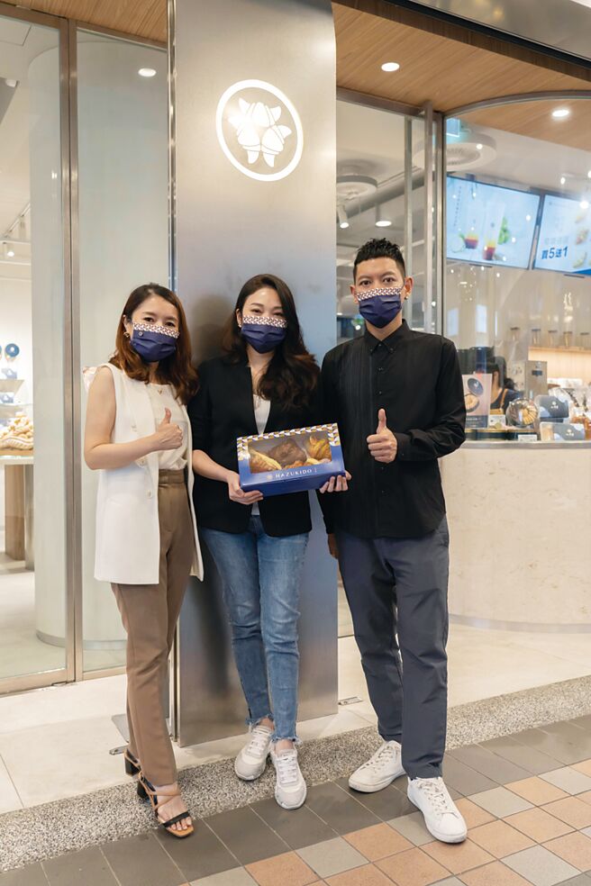 八月堂创办人刘佳雯（中）与团队成员喜迎新店大坪林旗舰店登场。图／八月堂提供