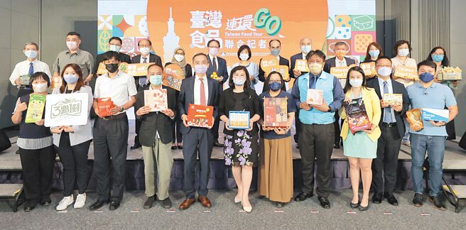 贸易局局长江文若、越南驻臺办事处副代表、马来西亚驻华商务处处长、贸协秘书长王熙蒙、副秘书长李惠玲、处长李文钲与出席嘉宾合影。图╱陈宗庆