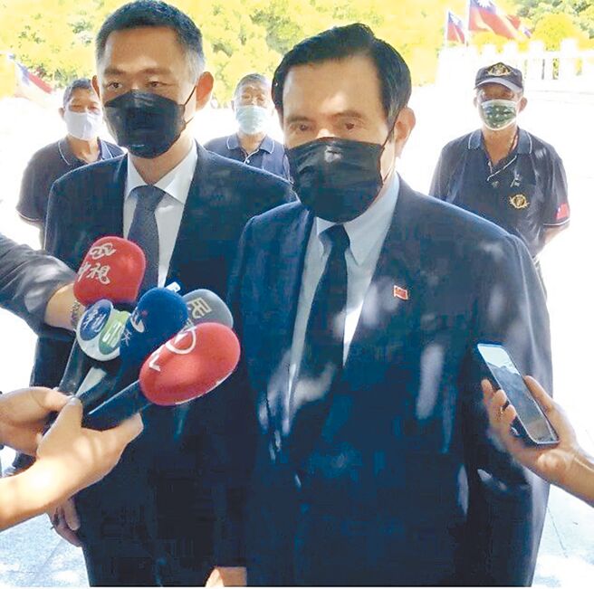 当初签署两岸共打协议的前总统马英九，昨到金门被问到柬埔寨一事时直言，「政府动作太慢、速度太慢，而且还推诿责任，我觉得这要深自检讨。」（李金生摄）