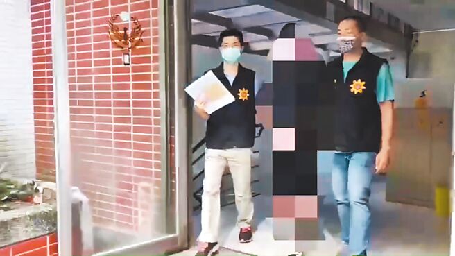 基隆一對情侶被拐騙到柬埔寨工作遭囚禁，對方不僅威脅要摘器官賣錢，還被上銬到手腕流膿潰爛，檢警逮捕人蛇集團陳嫌等共2人送辦。（中央社）