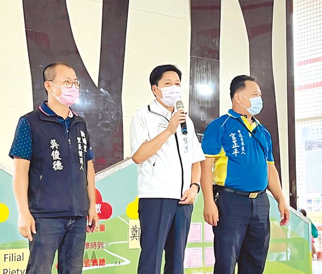 前立委郑宝清（中）21日跑活动被称为「桃园市长参选人」，对此郑宝清表示，还在思考是否参选，目前时机未到。（陈梦茹摄）