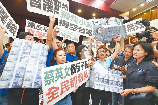 中央政府1年以上公共债务未偿余额创新高。 （本报资料照片）