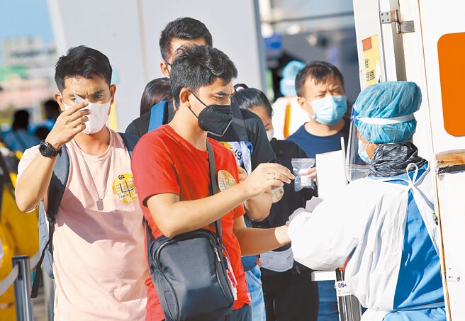 本土BA.5疫情升温，指挥中心昨天公布2万2137例本土病例，较上周日增加约1300例，成长6.4％。（本报资料照片）