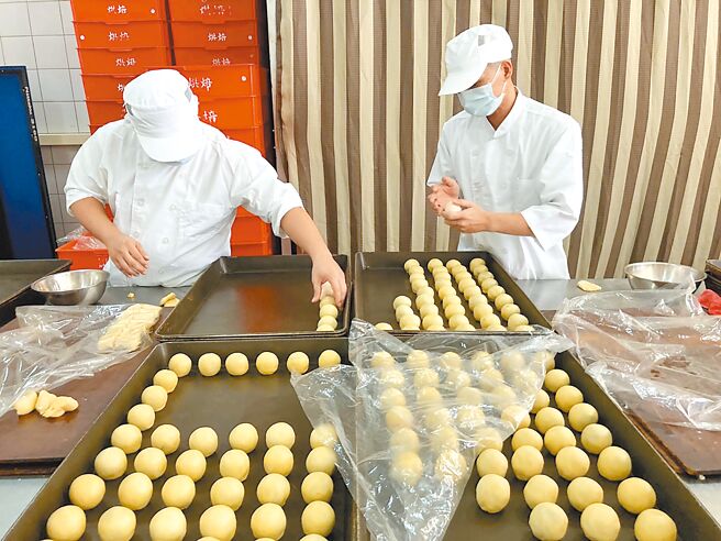 打败通膨！原物料价格飞涨加上企业赠送员工大量下单，今年中秋月饼礼盒意外出现抢购行情。此为示意图。（中央社）