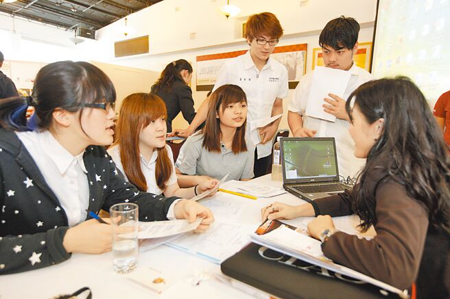 104猎才招聘资深副总经理晋丽明表示，不少台商已把厂房、生产线移到东协国家，陆续赴越南、柬埔寨、缅甸等地设厂，东协外派的工作机会数年成长逾10％以上，上千个工作机会，现在苦找不到台籍员工来「上工」。（非新闻事件当事人）（方浚哲摄）