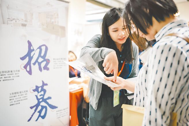 政大勞工所教授成之約表示，赴海外工作；一定要透過合法仲介代辦，千萬不要單槍匹馬就過去。　（非新聞事件當事人）（郭吉銓攝）