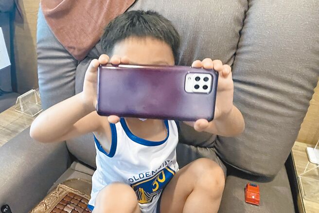 家长常用手机陪伴孩子，容易导致孩童语言发展迟缓。图为新闻示意照片。（庄哲权摄）