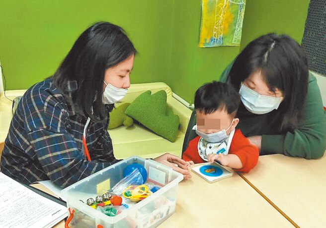 台東縣早療社工人力嚴重不足，勞心又勞力，非常辛苦。圖為社工員為孩童進行評估。（台東縣政府提供／莊哲權台東傳真）