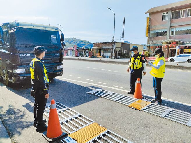 新北市警察局瑞芳分局为防制大型车辆违规，将运用活动式地磅增强执法效能。（新北市警察局提供／陈彩玲新北传真）