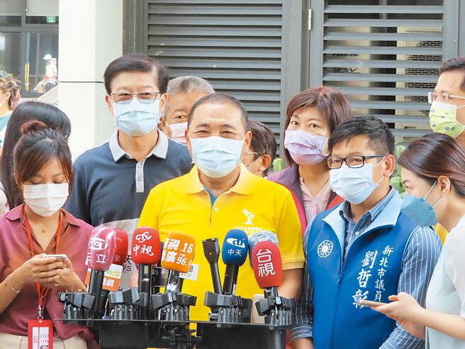 林口交流道多次流标，民进党新北市长参选人林佳龙透露交通部将再增10亿元预算至36亿拚发包，并称自己是「好事做到底」。新北市长侯友宜（前左二）21日表示，缺工、缺料是现要面临的挑战，很多工程都需中央、地方合作。（叶德正摄）