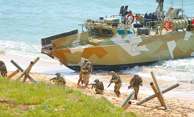 當地的俄軍基地過去2周爆炸頻傳，一架無人機20日再襲擊俄軍黑海艦隊總部大樓。與此同時，烏方指控俄軍襲擊烏南距第二大核電廠不遠的一座城鎮，造成12名平民受傷。圖為俄軍在克里米亞地區軍演時攝（中新社）