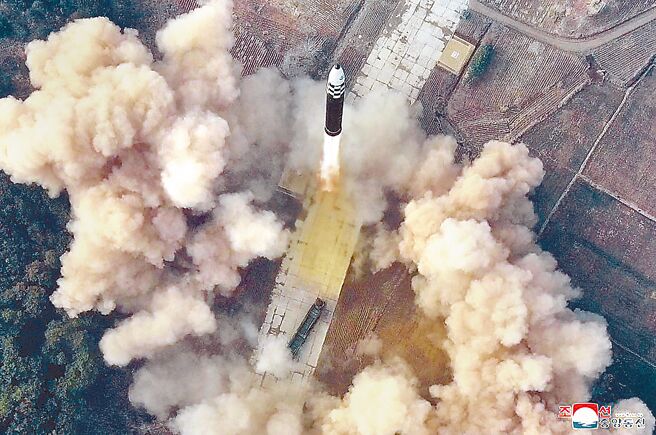 北韩劳动党机关报《劳动新闻》21日发文讚扬了北韩的「核武大业」，文中指出，在北韩领导人金正恩执政的过去十年里，北韩已完成核武力建设的歷史大业，迎来了国力鼎盛时期。图为「火星－１７」型洲际弹道导弹试射时摄（朝中社）