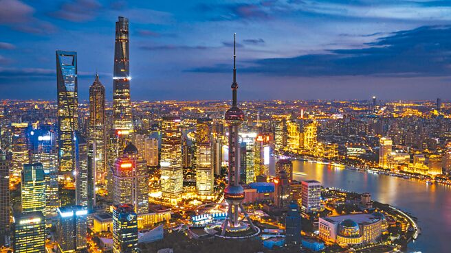 为了节约能源，上海22、23日将暂停开放黄浦江沿岸外滩、北外滩、小陆家嘴地区的景观照明。（新华社）