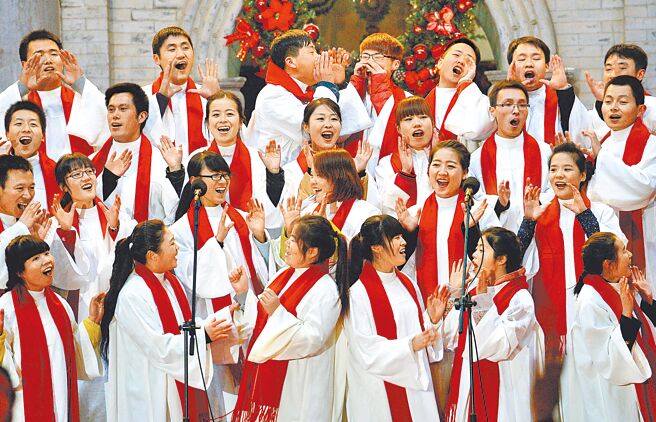 中国天主教第十次全国代表会议20日在湖北武汉闭幕，选出新一届「一会一团」（爱国会、主教团）领导班子。资料图为西安天主教徒齐聚五星街教堂，共度平安夜。（新华社）