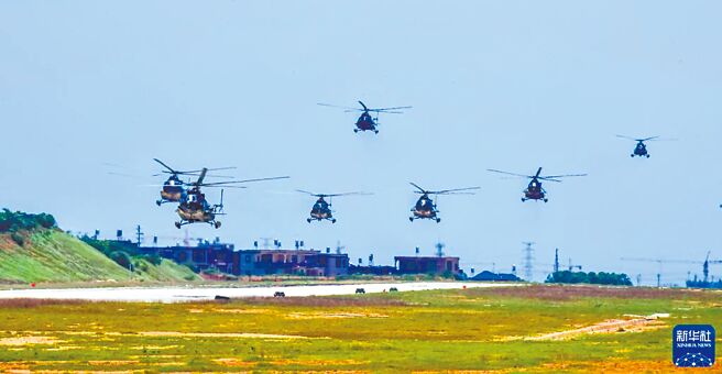 共军第73集团军近日于闽南进行跨昼夜训练，新华社更高调做成「报告」宣传。图为共军第73集团军某陆航旅6月23日组织飞行训练。（新华社）