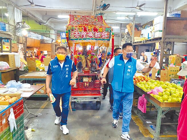 国民党新竹市长参选人林耕仁（右）21日上午参与「佑圣宫城隍爷遶境」庆讚中元普渡法会。（林耕仁提供／陈育贤新竹传真）