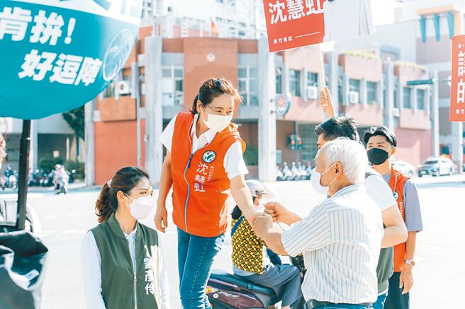 民进党新竹市长参选人沈慧虹（左二）21日持续在市区重要路口争取民眾支持。（沈慧虹提供／陈育贤新竹传真）
