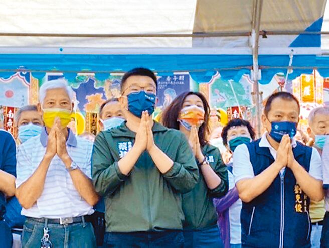 民進黨籍台中市長參選人蔡其昌（左二）21日針對國漫館議題再批台中市府「怠惰」。（張亦惠攝）