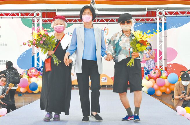 彰化县长王惠美和长辈们一起登台走秀，推广「我爱我的老样子」，最高龄90岁的郑秀霞（右）活力十足。（吴敏菁摄）