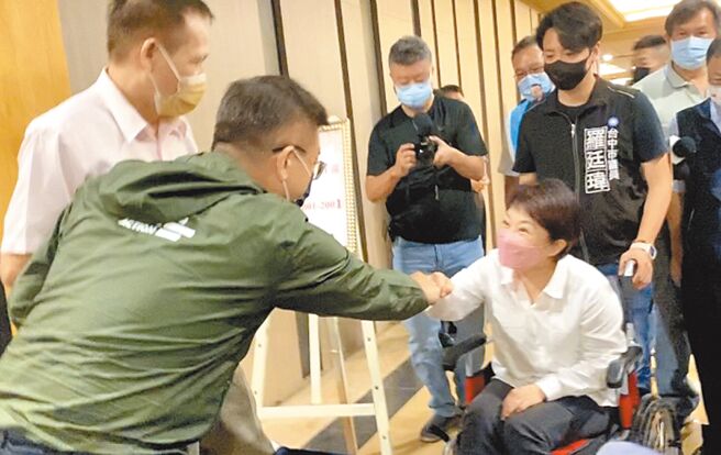 台中市長盧秀燕（右）與台中市長參選人蔡其昌（左）21日在大台中中醫師公會會員大會碰面並碰拳致意。（張亦惠攝）