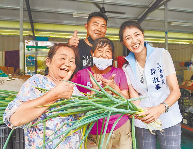 代表国民党出征的参选人许淑华（右），将在全县263村、里走透透；未来让南投从观光首都升级宜居城市。（许淑华竞选团队提供／陈世宗南投传真）