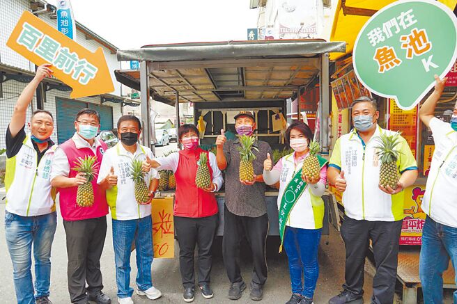 民进党南投县长参选人蔡培慧（左四），昨日在鱼池乡展开第2天「百里前行．南投升级」徒步扫街拜票。（蔡培慧竞选团队提供／陈世宗南投传真）