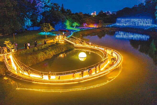 嘉义市「2022光织影舞」光影艺术20日晚上开幕，约6万人次涌入北香湖公园展区抢先看地表最大蛋黄酥《新月漫游》。（嘉义市政府提供／廖素慧嘉市传真）