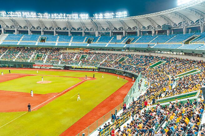 中华职棒高雄澄清湖棒球场今年例行赛最终战落幕，狮象大战进场观赛人数超过8000人，今年20场例行赛共吸引8.5万人次进场，这也创下澄清湖棒球场年进场人数新高。（高市府运发局提供／洪浩轩高雄传真）