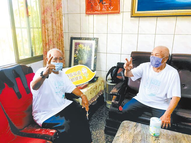 今年银髮族最期待的「弘道爷奶Color Walk」屏东场，由全勤奖97岁陈先贤爷爷（左）担任活动大使。（谢佳潾摄）