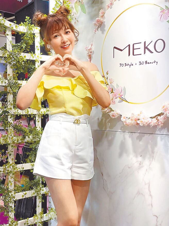 谢京颖昨为代言的彩妆品牌担任一日店长。（林淑娟摄）