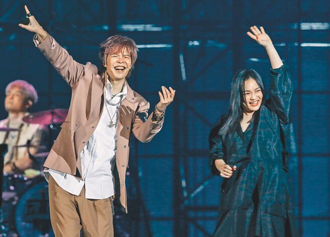 阿璞（左）昨與徐佳瑩同台飆歌。（粘耿豪攝）