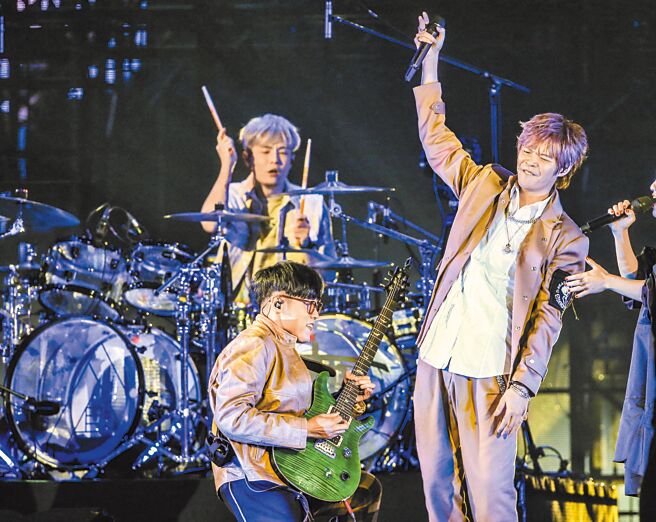 八三夭2場小巨蛋演唱會昨順利落幕。（粘耿豪攝）