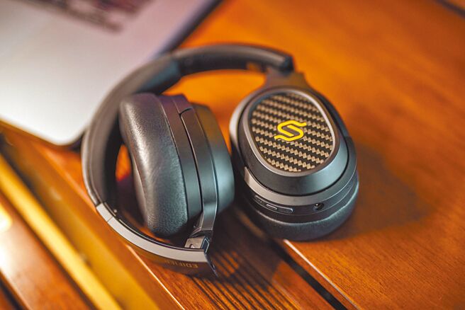 EDIFIER STAX SPIRIT系列的S3 Hi-Fi平板蓝牙耳罩耳机，定价9990元。（EDIFIER提供）