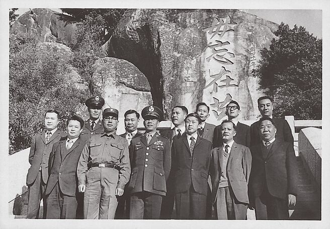 作者父亲尹元甲（前排右一）赴金门参访。（东美出版社提供）