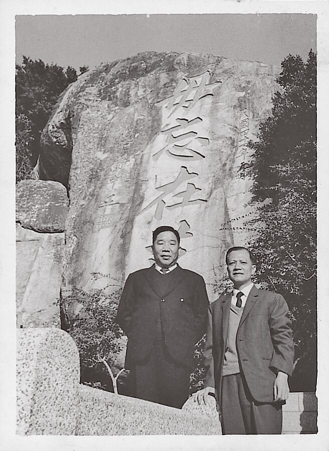 作者父亲尹元甲（左一）赴金门参访留影。（东美出版社提供）