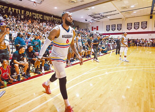 詹姆斯准备踏上克劳佛联赛比赛场地的专注模样。（美联社）