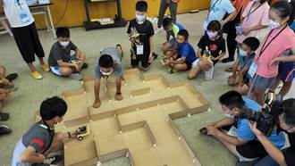 打造自走車 台灣大「偏鄉玩程式」教學童學寫程式