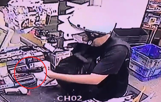 网路传出犯下台南杀警案的凶嫌，22日晚间11点多现身台南新营持枪抢超商，新营警分局表示，抢超商的嫌犯还未逮到，目前尚在查证身分中。（摘自记者爆料网）