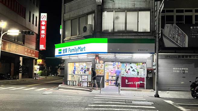 被抢的新营新进路超商。（张毓翎摄）
