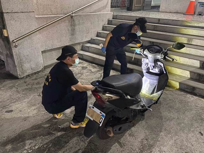 杀警凶嫌在新营超商持警枪抢劫，机车弃车后搭白牌车跑了，新营警方查扣机车搜证。（读者提供／张毓翎台南传真）